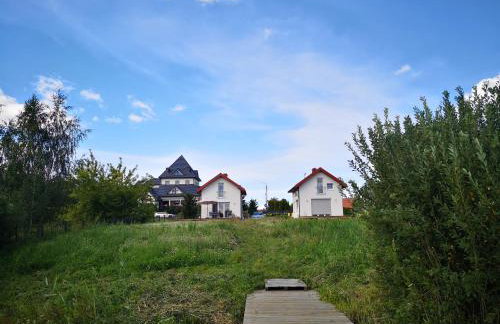 Dom nad jeziorem z prywatnym pomostem i linią brzegową - Foto 4