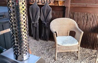 The Hideaway with hot tub - Foto 37