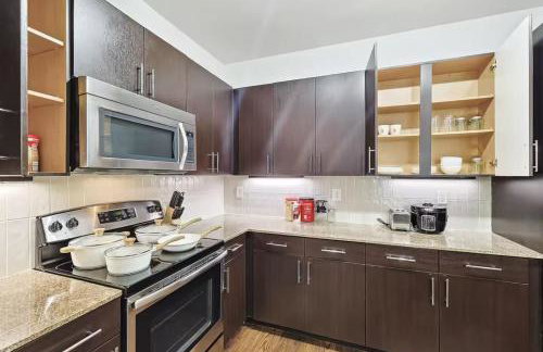 Modern 2B Close to The Star Toyota HQ Legacy West - Foto 17