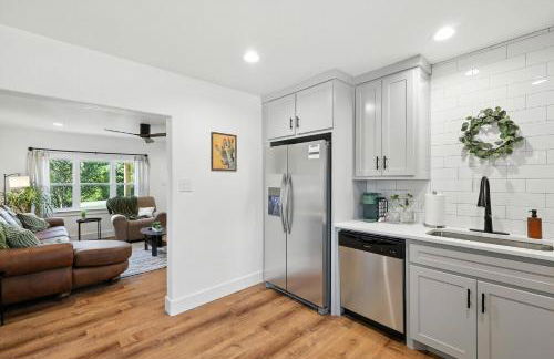 Newly Remodeled 3 Bedroom Bespoke Home Near Fort Worth - Photo 25