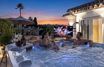 VACATION MARBELLA I Villa Ava, Private Heated Pool, Rooftop Hot Tub, Sauna, Luxury Interior, Golf and Sea Nearby - Foto 6