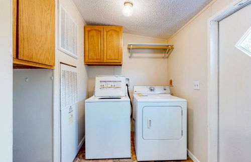 Riverfront Stay Sleeps 6 Deck Firepit Water View - Foto 21