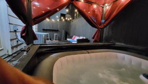 Game & Soak Retreat 3BR Private Jacuzzi Pool Table - Foto 3