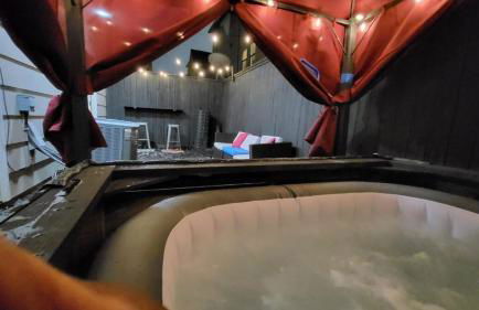 Game & Soak Retreat 3BR Private Jacuzzi Pool Table - Foto 3