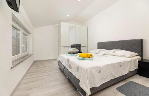 VILLA GEORGE z ogrevanim bazenom in vrtno kuhinjo - Foto 28