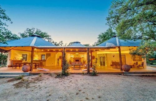 Luxury Airstream Campsite Nestled Beneath Oak Trees Outside of Austin, Texas - Foto 36