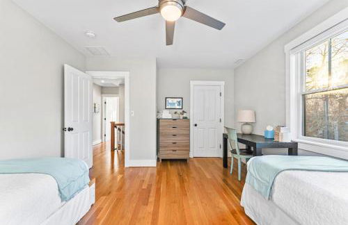 Modern Family Home Walkable to Town - Foto 29