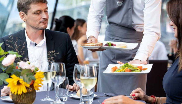 Crucero por el Sena desde la Torre Eiffel con comida - Foto 4, Sirviendo un delicioso almuerzo