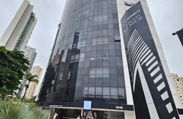 EDIFÍCIO ESSENCIALE PREMIER, 34º ANDAR, VAZADO, DE FRENTE A ENTRADA DO FLAMBOYANT SHOPPING, COM ESTACIONAMENTO GRÁTIS, COZINHA, FECHADURA ELETRÔNICA, WI-FI, TV COM ROKU, PISCINA, LAVANDERIA SEM CUSTO ADICIONAL By REI DOS FLATS - Foto 21