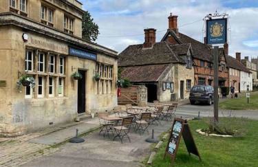 Larks Leaze Lodge, Steeple Ashton, Wiltshire - Photo 9