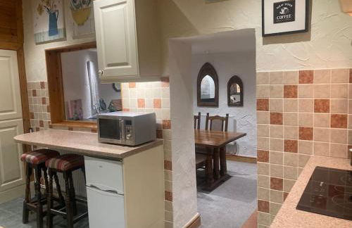 Quaint Cottage main street Llandeilo - Photo 8