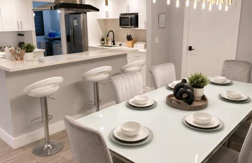 Modern Miami Home l Sleeps 12 l Free Parking - Photo 12