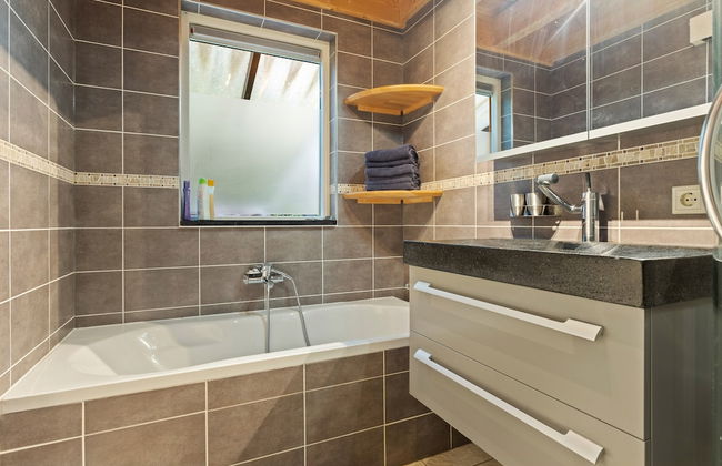 Terrace Apartment With Lush Garden - Photo 16