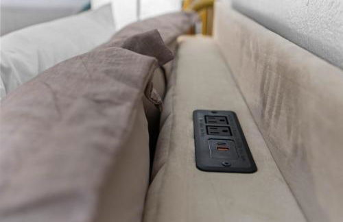 Entire Private Home with 4 Bedrooms 2 Bathrooms, 6 Beds, Hot Tub, King Bed, 6 Parking, Big Yard, Available Now - Foto 55