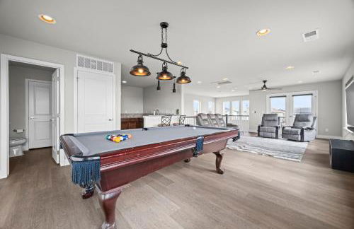 Rooftop Sunset Escape BBQ & Billiards Sleeps 8 - Foto 13