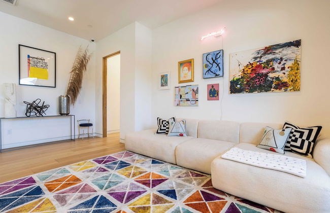 Luxe Weho Villa, Walk to Melrose Ave, Pool + Hot Tub North Vista by Avantstay - Photo 26