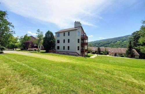 Mt Snow Condo with Pool Mountain Views Half Mile to Mtn - Photo 10