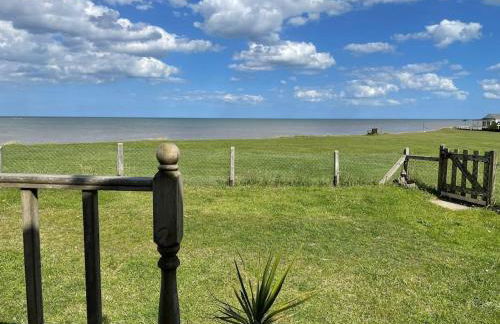 Stunning sea view beach front bungalow Bacton - Photo 19
