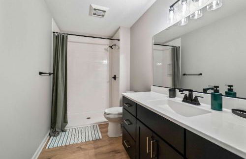 Spacious 5BR Family Home Near ISU & Attractions - Foto 17