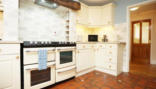 Modern 5-Bed Home, Guests 9, Secure Parking, Contractors - Foto 2, stove