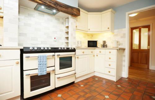 Modern 5-Bed Home, Guests 9, Secure Parking, Contractors - Foto 2