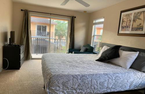 Spacious 4 BR Townhouse with 2 King Size Master Bedrooms, 3 miles to Disney, Free WiFi and Free Parking - Foto 41