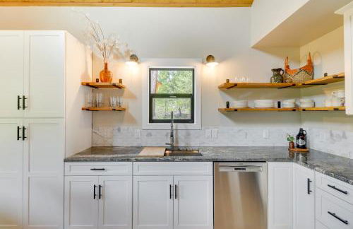 Modern Lakeside Cabin with Mountain Views and Hot Tub! - Foto 8