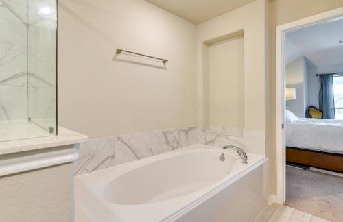 La Porte Home with Balconies Walk to Beach! - Foto 17