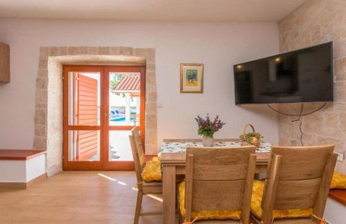 The Grandfather's courtyard villa with heated pool - Foto 24