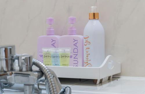 Detached House in Ashford with Free Parking and Hot Tub - Sleeps 10 - Foto 19