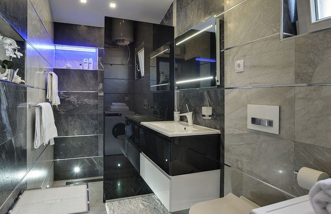 Modern Villa With Private Pool Consisting of 2 Apartments Near the Beach - Photo 17