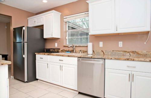 3 Bedrooms 2 Baths Pool Home available for LONGER STAYS!!! - Foto 6