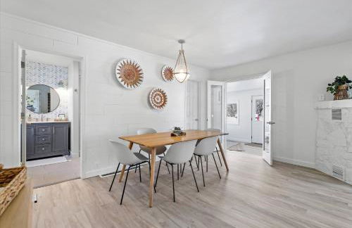 Luxury Lakeview Stay | Main&Guest House, Sleeps 10 - Foto 36