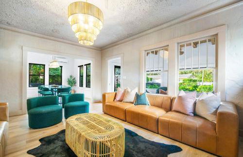 Hacienda Flamingo Unit 1 - Spacious Designer Flat with Sunroom & Style - Foto 12