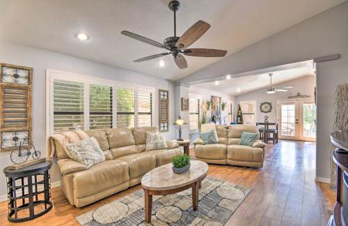 Patio and Grilling Station Family Home in Glendale - Foto 3