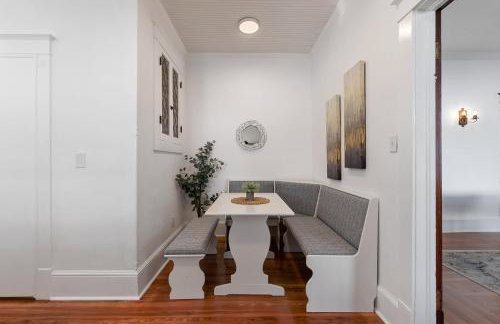 Old Mission Manor - Chic 2br 1ba Apartment - Sleeps 6 - Pool Table - 15 Min Walk to Downtown - Foto 12