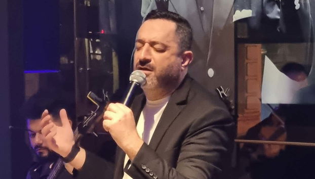 Uno dei cantanti dello spettacolo