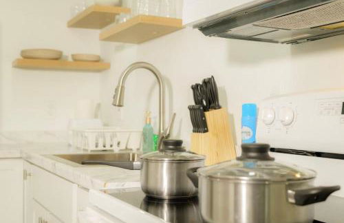 The Minimalist Escape - Modern 1BD in the Heights - Foto 17