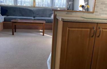 Norfolk Poppy Caravan - Sleeps 4 - WiFi and Sky TV Included - Foto 15