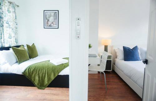 Spacious 3BR Weekend Getaway Home Near Etihad and Coop Live - Free Parking! - Foto 24