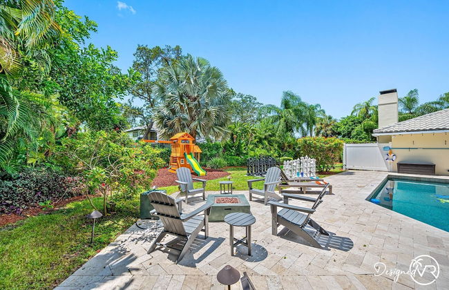 8BR Villa with Heated Pool Near Beach - Foto 79