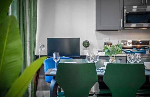 Apt+ 2 Queens+Bunkbed+Free Parking 55"TV - Photo 43