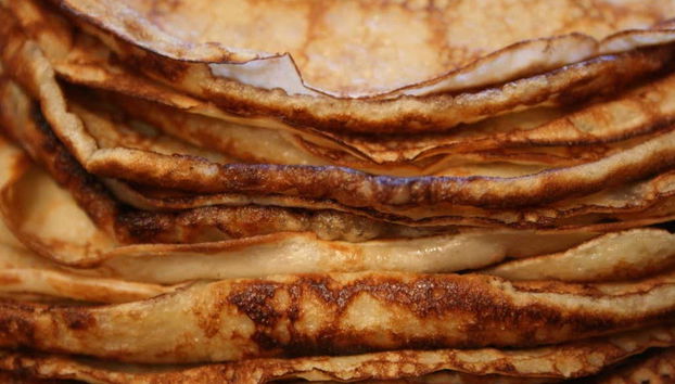 Una torre de deliciosas tortitas finlandesas