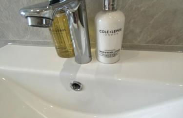 Spacious 2 bed sleeps 5 above traditional music pub - Foto 21