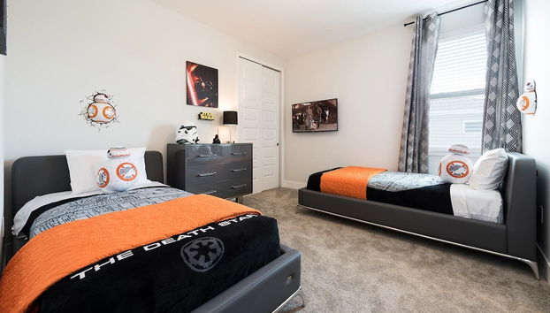 Retro Game Room Private Pool Home By Disney 7 Bedroom Home by RedAwning - Foto 3, Habitación