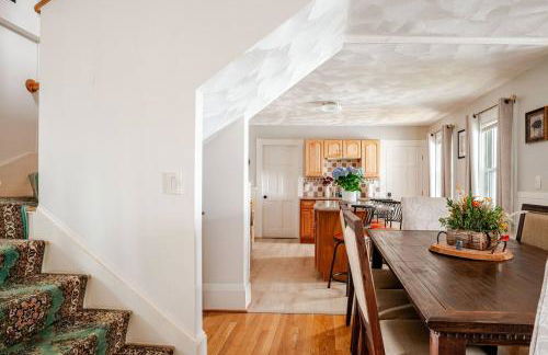 NEW! Family-Friendly Getaway -1 Mi to Dtwn Salem w Roof Deck & Tiki Bar - Foto 16