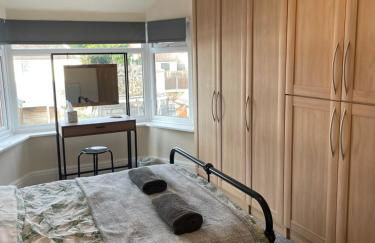 Spacious Family Home Minutes from the Beach - Foto 35