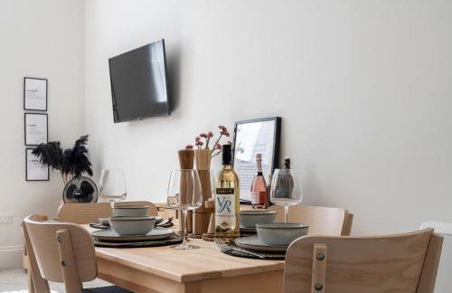 Stunning 1 Bedroom Apartment in a Converted Chapel - Free Parking, Smart TV, Fast WiFi and Self-Check-In by Yoko Property - Foto 14