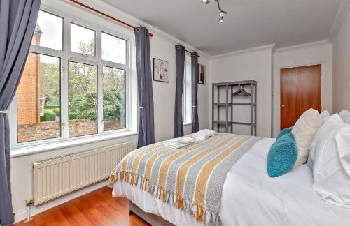 Stylish Town Centre Apartment, ALLOCATED FREE PARKING SPACE, RICKMANSWORTH HIGH STREET, Modern Decor, Juliet Balcony, Walking Distance to Rickmansworth Station Metropolitan Line - Foto 9