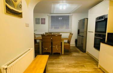 Relax in this Charming East Cowes House with Garden and BBQ - Foto 6